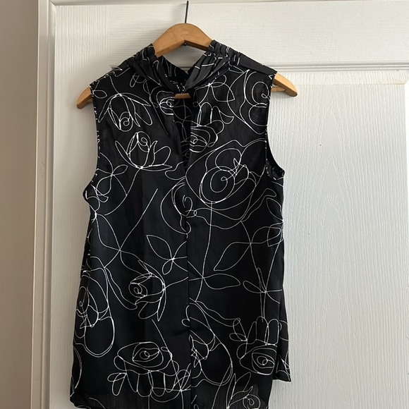 NWT women's black sleeveless blouse - Picture 2 of 2